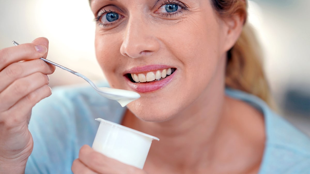 Femme qui mange un yaourt